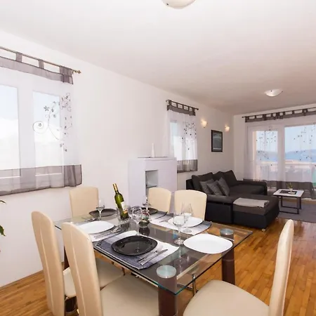 Apartman Leona アパート トロギール