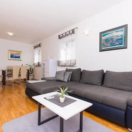 Apartman Leona Apartment